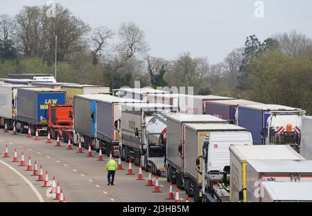 Des camions ont été mis en file d'attente à l'opération Brock le M20 près d'Ashford, dans le Kent, alors que des retards de fret se poursuivent au port de Douvres, où les services de ferry P&O restent suspendus après que l'entreprise ait mis à pied 800 employés sans préavis. Date de la photo: Vendredi 8 avril 2022. Banque D'Images