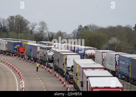 Des camions ont été mis en file d'attente à l'opération Brock le M20 près d'Ashford, dans le Kent, alors que des retards de fret se poursuivent au port de Douvres, où les services de ferry P&O restent suspendus après que l'entreprise ait mis à pied 800 employés sans préavis. Date de la photo: Vendredi 8 avril 2022. Banque D'Images