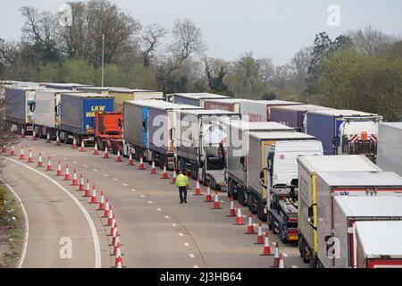 Des camions ont été mis en file d'attente à l'opération Brock le M20 près d'Ashford, dans le Kent, alors que des retards de fret se poursuivent au port de Douvres, où les services de ferry P&O restent suspendus après que l'entreprise ait mis à pied 800 employés sans préavis. Date de la photo: Vendredi 8 avril 2022. Banque D'Images