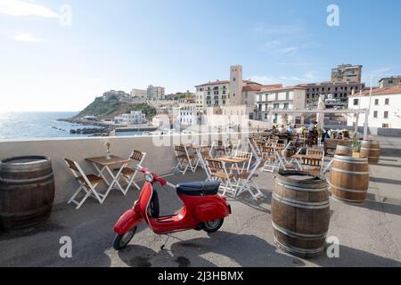 Un Vespa rouge vintage garée à l'extérieur du café près du port le symbole du scooter italien, Piombino, Toscane, Italie Banque D'Images
