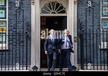 Londres, Angleterre, Royaume-Uni. 8th avril 2022. Le Premier ministre britannique BORIS JOHNSON et le chancelier allemand OLAF SCHOLZ quittent le 10 Downing Street avant la conférence de presse conjointe. (Image de crédit : © Tayfun Salci/ZUMA Press Wire) Banque D'Images