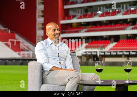 Juan Sebastian Veron dans un entretien avec une émission de télévision locale au stade de l'ONU à Estudiantes de la Plata Banque D'Images