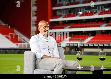 Juan Sebastian Veron dans un entretien avec une émission de télévision locale au stade de l'ONU à Estudiantes de la Plata Banque D'Images