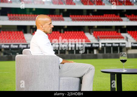 Juan Sebastian Veron dans un entretien avec une émission de télévision locale au stade de l'ONU à Estudiantes de la Plata Banque D'Images