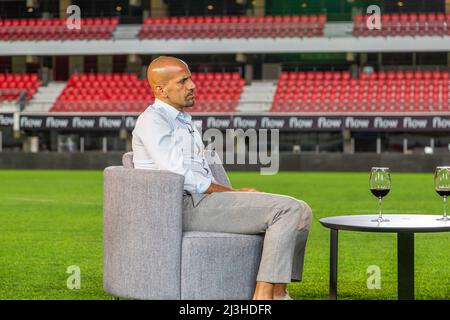 Juan Sebastian Veron dans un entretien avec une émission de télévision locale au stade de l'ONU à Estudiantes de la Plata Banque D'Images