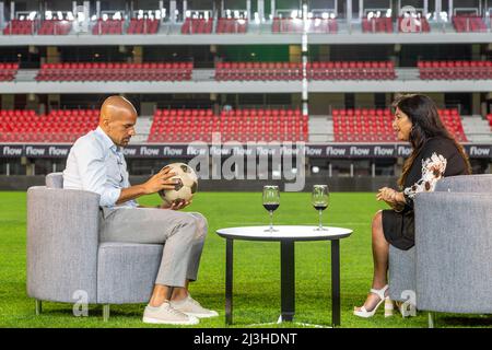 Juan Sebastian Veron dans un entretien avec une émission de télévision locale au stade de l'ONU à Estudiantes de la Plata Banque D'Images