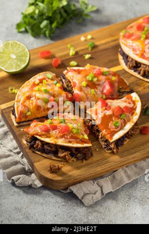 Pizza mexicaine maison Quesadilla avec haricots de boeuf et sauce enfilada Banque D'Images