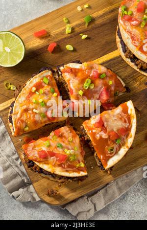 Pizza mexicaine maison Quesadilla avec haricots de boeuf et sauce enfilada Banque D'Images