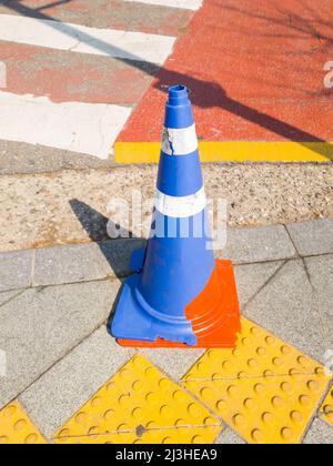 Cône de sécurité de circulation bleu pour les travaux routiers Banque D'Images