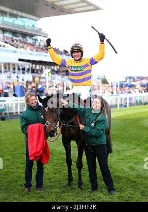 Le jockey Harry Cobden célèbre Gelino Bello après avoir remporté l'épreuve de Sefton novices de Cavani lors du Ladies Day of the Randox Health Grand National Festival 2022 à Aintree Racecourse, Liverpool. Date de la photo: Vendredi 8 avril 2022. Banque D'Images