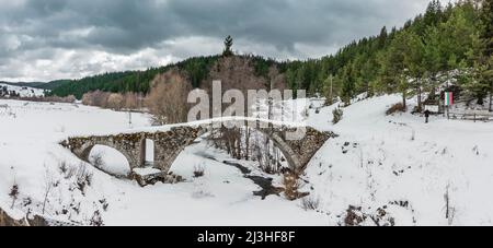 Pont romain Kemera dans les montagnes Rhodope en Bulgarie Banque D'Images