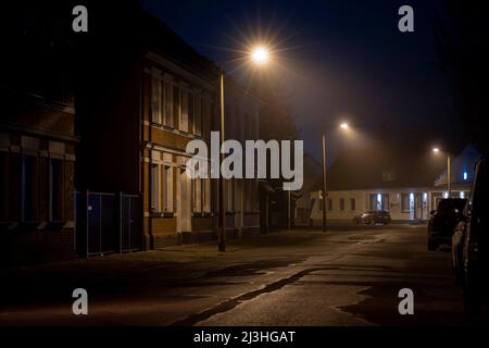 Allemagne, Luckenwalde, un peu de brouillard la nuit sous les feux de la rue Banque D'Images