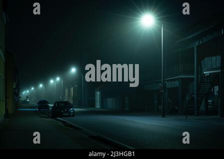 Allemagne, Luckenwalde, un peu de brouillard la nuit dans les rues de la ville sous les feux de la rue Banque D'Images