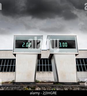 Ancienne pompe à essence avec affichage du prix du carburant Banque D'Images