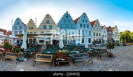 Maisons et façades nordiques sur la place du marché de Friedrichstadt Banque D'Images