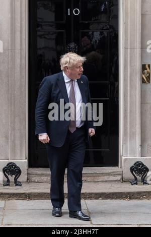 Londres, Royaume-Uni. 8th avril 2022. Le Premier ministre britannique Boris Johnson sort du 10 Downing Street pour accueillir le chancelier allemand OLAF Scholz avant leur réunion bilatérale. Les dirigeants devraient discuter des mesures à prendre en réponse à l'invasion russe de l'Ukraine. Crédit: Wiktor Szymanowicz/Alamy Live News Banque D'Images