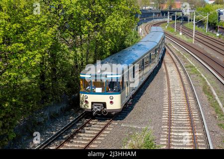 Train de banlieue historique sur une piste à Hambourg Banque D'Images