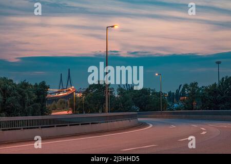 Vue en soirée sur le pont Köhlbrand à Hambourg Banque D'Images