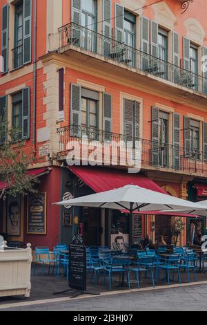 Nice, France - 10 mars 2022: Tables extérieures et extérieur de la Boulangerie Jeannot à Nice, une destination touristique célèbre sur la Côte d'Azur. Banque D'Images