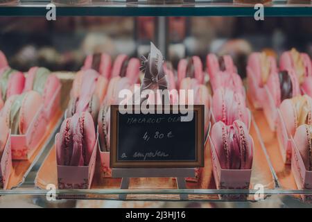 Nice, France - 10 mars 2022: Prix pour les macarons à la fenêtre d'un café à Nice, une destination touristique célèbre sur la Côte d'Azur Banque D'Images