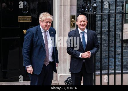 LONDRES, ROYAUME-UNI. 8 avril 2022 . Le chancelier allemand OLAF Scholz est accueilli à Downing Street par le Premier ministre Boris Johnson. Credit: amer ghazzal / Alamy Live News Banque D'Images