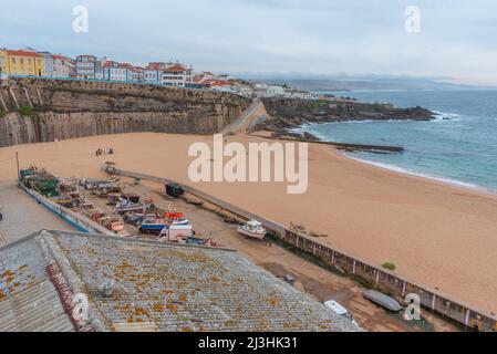 Praia dos Pescadores à Ericeira au Portugal. Banque D'Images