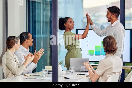 En ne se préparant pas, vous vous préparez à l'échec. Prise de vue d'un jeune homme et d'une jeune femme se portant les uns les autres lors d'une réunion dans un bureau moderne. Banque D'Images