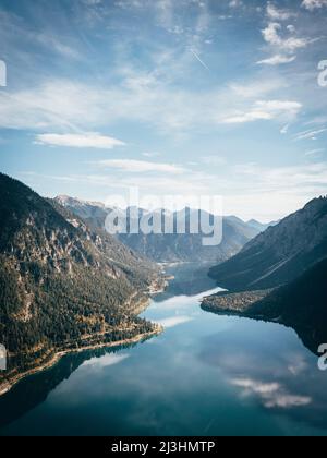 paysage montagneux avec miroir lac entre les deux sous ciel nuageux Banque D'Images