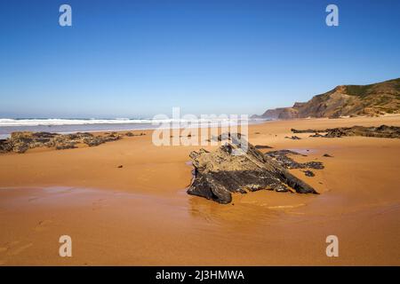 Praia da Cordoama et Praia do Castelejo sur l'océan Atlantique près de Vila do Bispo dans Parque Natural do Sudoeste Alentejano e Costa Vicentina, Algarve, Barlavento, Algarve de l'Ouest, Algarve Rock, District de Faro, Portugal, Europe Banque D'Images