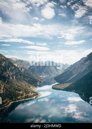 paysage montagneux avec miroir lac entre les deux sous ciel nuageux Banque D'Images