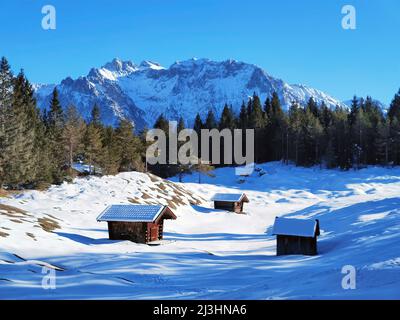 Groupe de haystacks à Kranzberg en face des montagnes Karwendel près de Mittenwald Banque D'Images