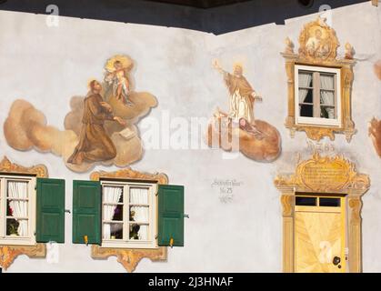 Saint-Antoine de Padoue avec le bébé Jésus et Saint-Népomuk avec sa langue dans sa main, Lüftlmalerei sur le Schlipferhaus à Mittenwald, haute-Bavière Banque D'Images