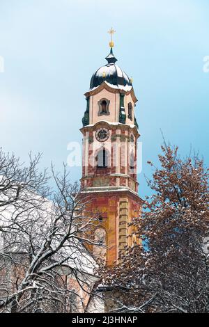 Clocher de l'église paroissiale Saint-Pierre et Paul à Mittenwald, haute-Bavière Banque D'Images