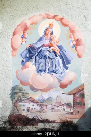 Un atout culturel particulier est la peinture traditionnelle de Lüftl à Mittenwald Banque D'Images