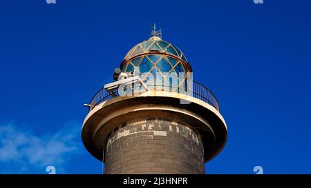 Espagne, îles Canaries, Fuerteventura, pointe sud-ouest, paysage stérile, Punta de Jandia, phare, partie supérieure, ciel bleu intense, petit nuage blanc en bas à gauche Banque D'Images