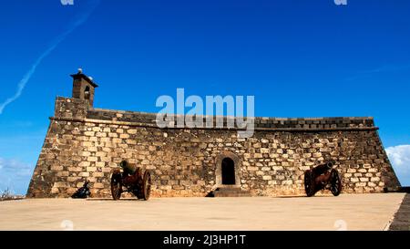 Îles Canaries, Lanzarote, île volcanique, capitale Arrecife, gros plan tiré de Castillo de San Gabriel, parpiste, canon devant le château, au-dessus du ciel bleu presque sans nuages Banque D'Images