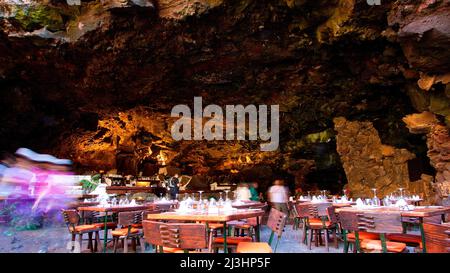 Îles Canaries, Lanzarote, île volcanique, Jameos del Agua, conçu par Cesar Manrique, tunnel volcanique unique et grottes avec salle de concert souterraine, restaurant et lac salé, restaurant à l'intérieur d'une grotte de lave, exposition à long terme, personnes floues Banque D'Images