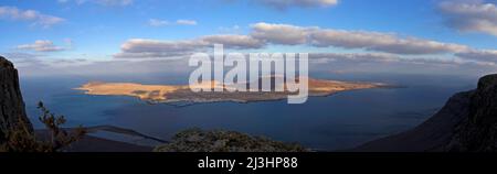 Îles Canaries, Lanzarote, île volcanique, nord de l'île, humeur après l'orage, lumière du matin, point de vue, Mirador del Rio, Créé par Cesar Manrique, île la Graciosa, vue panoramique, falaise du Mirtador en premier plan, île la Graciosa est sujet principal, bleu ciel avec des nuages gris-blanc, ciel est extrêmement clair, jeu de lumière et d'ombre sur la Graciosa Banque D'Images