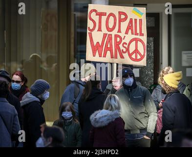 Wesel, Rhénanie-du-Nord-Westphalie, Allemagne - manifestation contre la guerre de Poutine en Ukraine. Manifestation de paix et rassemblement de solidarité pour l'Ukraine au Grand marché de Wesel. En période de pandémie de corona, tous les manifestants portent des masques. Banque D'Images