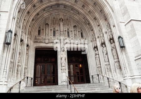 5 Avenue & West 54 Street, New York City, NY, Etats-Unis, entrée à l'église épiscopale St Thomas Banque D'Images