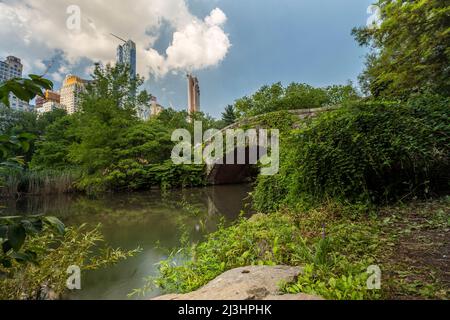 Gapstow Bridge, New York City, NY, USA, le pont de pierre Gapstow Bridge est l'une des icônes de Central Park Banque D'Images