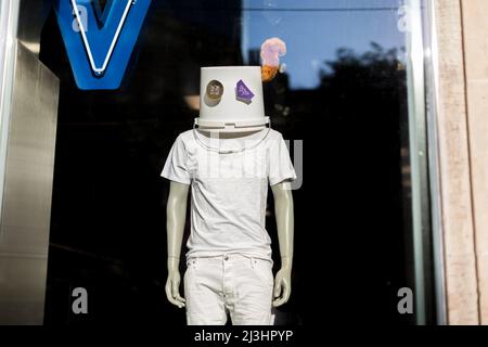 5 Ave/W 40 Street, New York City, NY, USA, mannequin vêtiés de vêtements blancs avec un seau sur la tête Banque D'Images