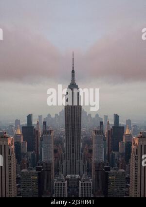 Midtown West, New York City, NY, Etats-Unis, Drone tourné / aérien pris à côté du Rockefeller Center avec une vue panoramique de Manhattan Banque D'Images