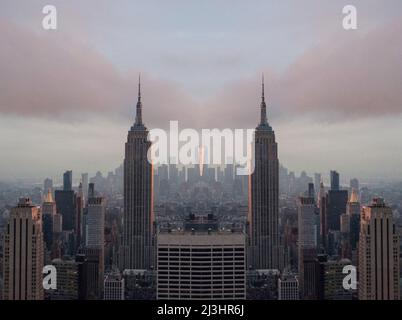 Midtown West, New York City, NY, Etats-Unis, Drone tourné / aérien pris à côté du Rockefeller Center avec une vue panoramique de Manhattan Banque D'Images