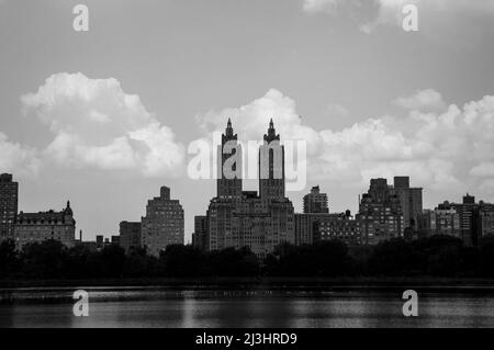 Central Park West, quartier historique, New York City, NY, États-Unis, Les deux tours du bâtiment San Remo (architecte Emery Roth - style Beaux-Art - Registre national des lieux historiques), vu de Central Park Banque D'Images