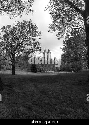 Central Park West, quartier historique, New York City, NY, États-Unis, Les deux tours du bâtiment San Remo (architecte Emery Roth - style Beaux-Art - Registre national des lieux historiques), vu de Central Park Banque D'Images