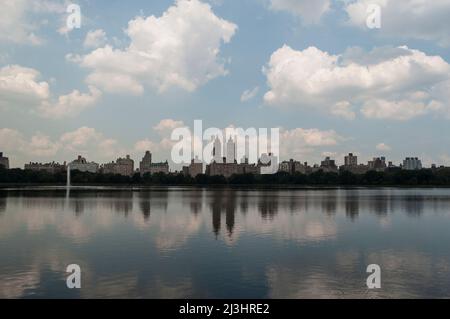 Central Park West, quartier historique, New York City, NY, États-Unis, Les deux tours du bâtiment San Remo (architecte Emery Roth - style Beaux-Art - Registre national des lieux historiques), vu de Central Park Banque D'Images