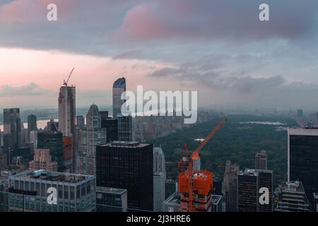 Midtown West, New York City, NY, Etats-Unis, Drone tourné / aérien pris à côté du Rockefeller Center avec une vue panoramique de Manhattan Banque D'Images