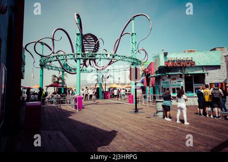SANTA MONICA, CA - 24 mars 2022 : la grande roue à l'embarcadère de Santa Monica. Destination touristique populaire à Los Angeles. Californie. ÉTATS-UNIS. Banque D'Images