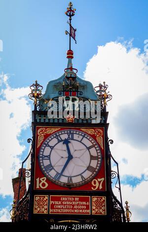 Chester Eastgate Clock, cadran de l'horloge victorienne, monument historique, avec initiales V R (Victoria Regina) Banque D'Images